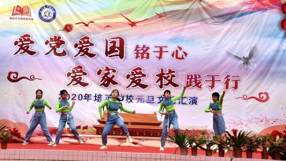 刚满百天的宝宝就登场啦!嵩县旧县镇排练非遗背装迎新春